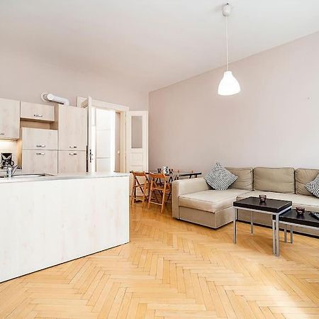 Cozy And Sunny Apartment In Uptown Прага Екстериор снимка