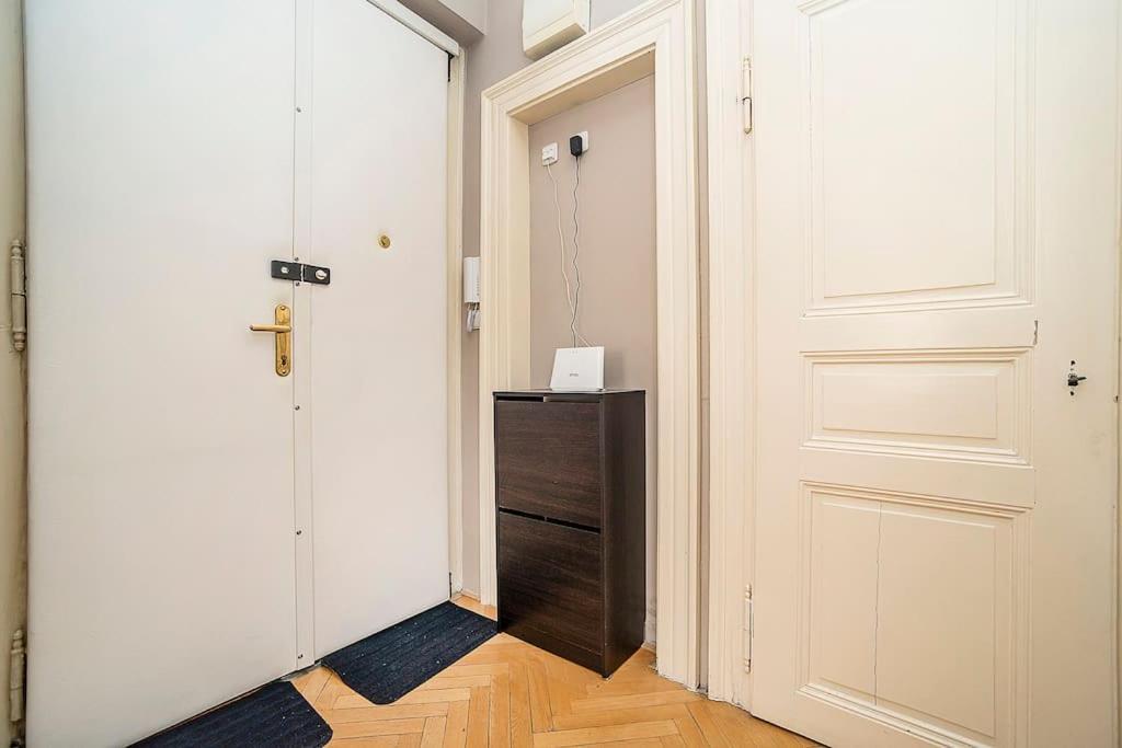 Cozy And Sunny Apartment In Uptown Прага Екстериор снимка