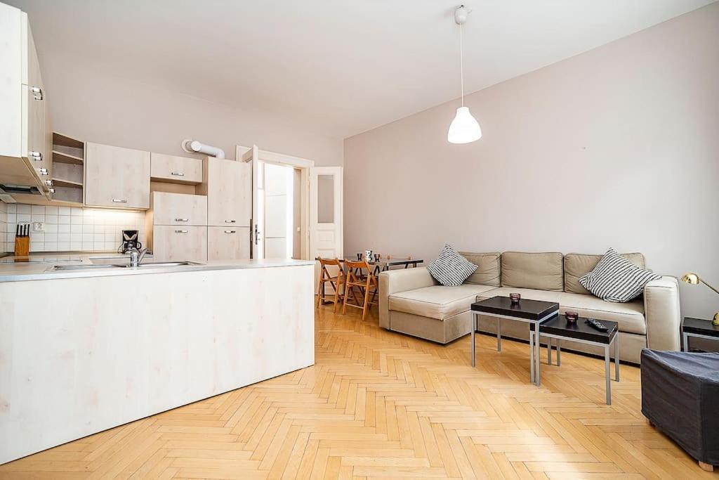 Cozy And Sunny Apartment In Uptown Прага Екстериор снимка