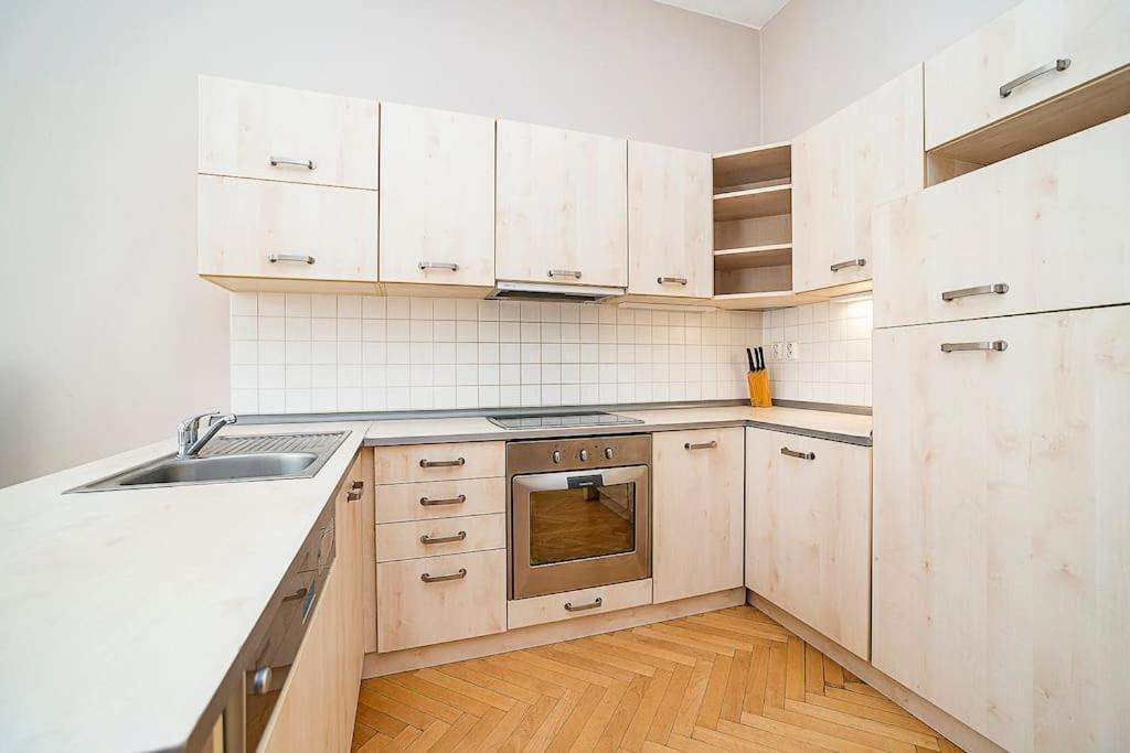 Cozy And Sunny Apartment In Uptown Прага Екстериор снимка