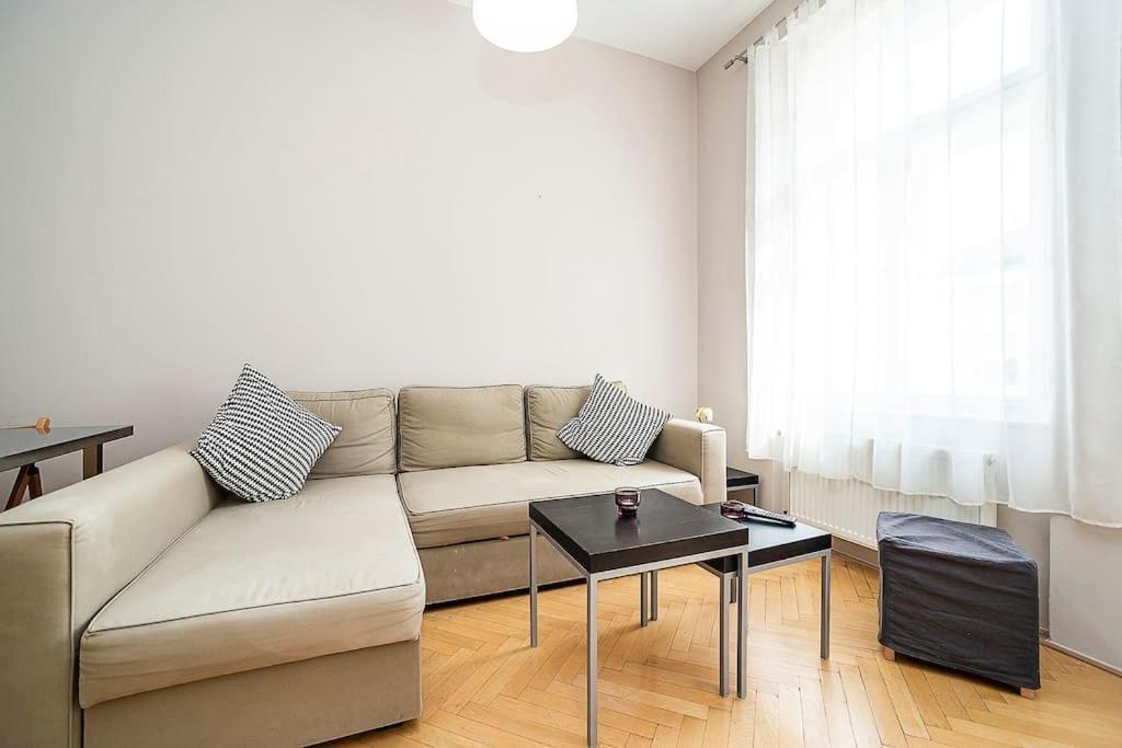 Cozy And Sunny Apartment In Uptown Прага Екстериор снимка