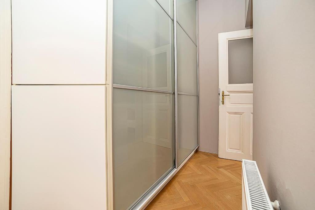 Cozy And Sunny Apartment In Uptown Прага Екстериор снимка