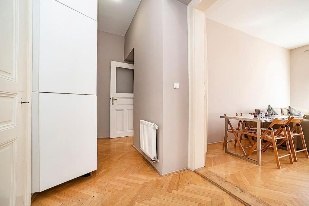 Cozy And Sunny Apartment In Uptown Прага Екстериор снимка